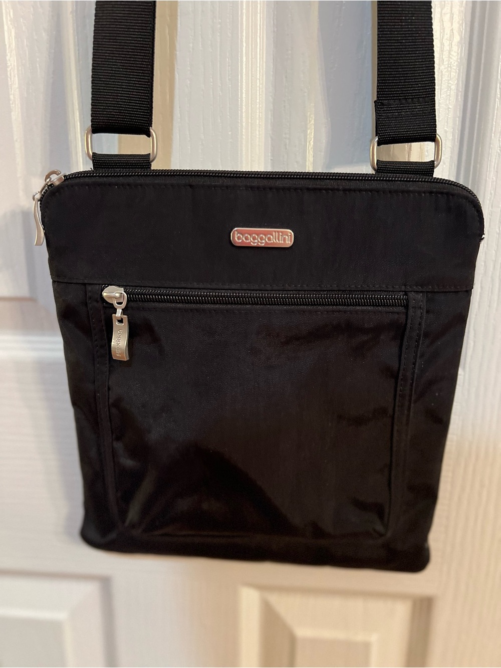 Baggallini Pocket Slim Black Nylon Crossbody Messenger Bag